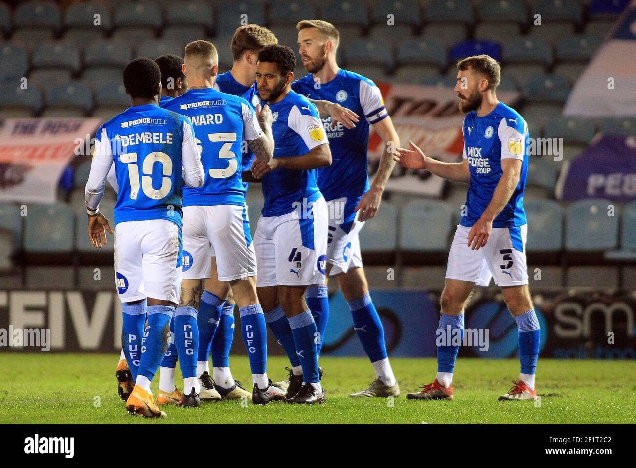 Les joueurs de Peterborough célèbrent après que Reece Brown, de Peterborough United (caché), ait obtenu le premier but de ses équipes. EFL Skybet football League One Match, Peterborough Utd v Hull City au Weston Homes Stadium de Peterborough, Cambridgeshire, le mardi 9 mars 2021. Cette image ne peut être utilisée qu'à des fins éditoriales. Utilisation éditoriale uniquement, licence requise pour une utilisation commerciale. Aucune utilisation dans les Paris, les jeux ou les publications d'un seul club/ligue/joueur.pic par Steffan Bowen/Andrew Orchard sports photographie/Alamy Live News Banque D'Images