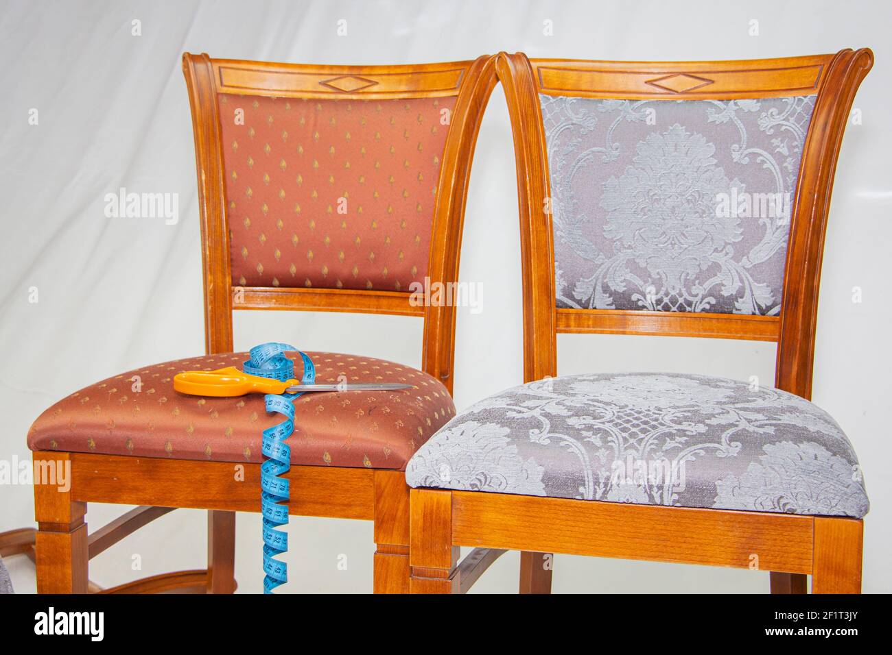 Mobilier ancien: Restauration de chaises anciennes, remplacement de la  sellerie. Sur un arrière-plan clair Photo Stock - Alamy