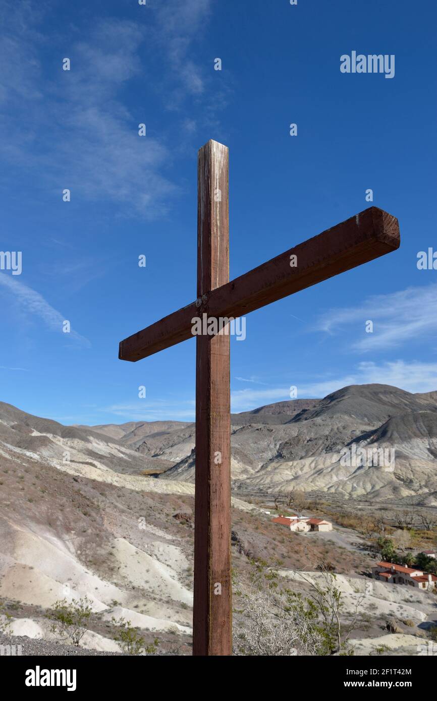 Death Valley Scotty's grave cross, Scotty's Castle, Death Valley, Californie Banque D'Images