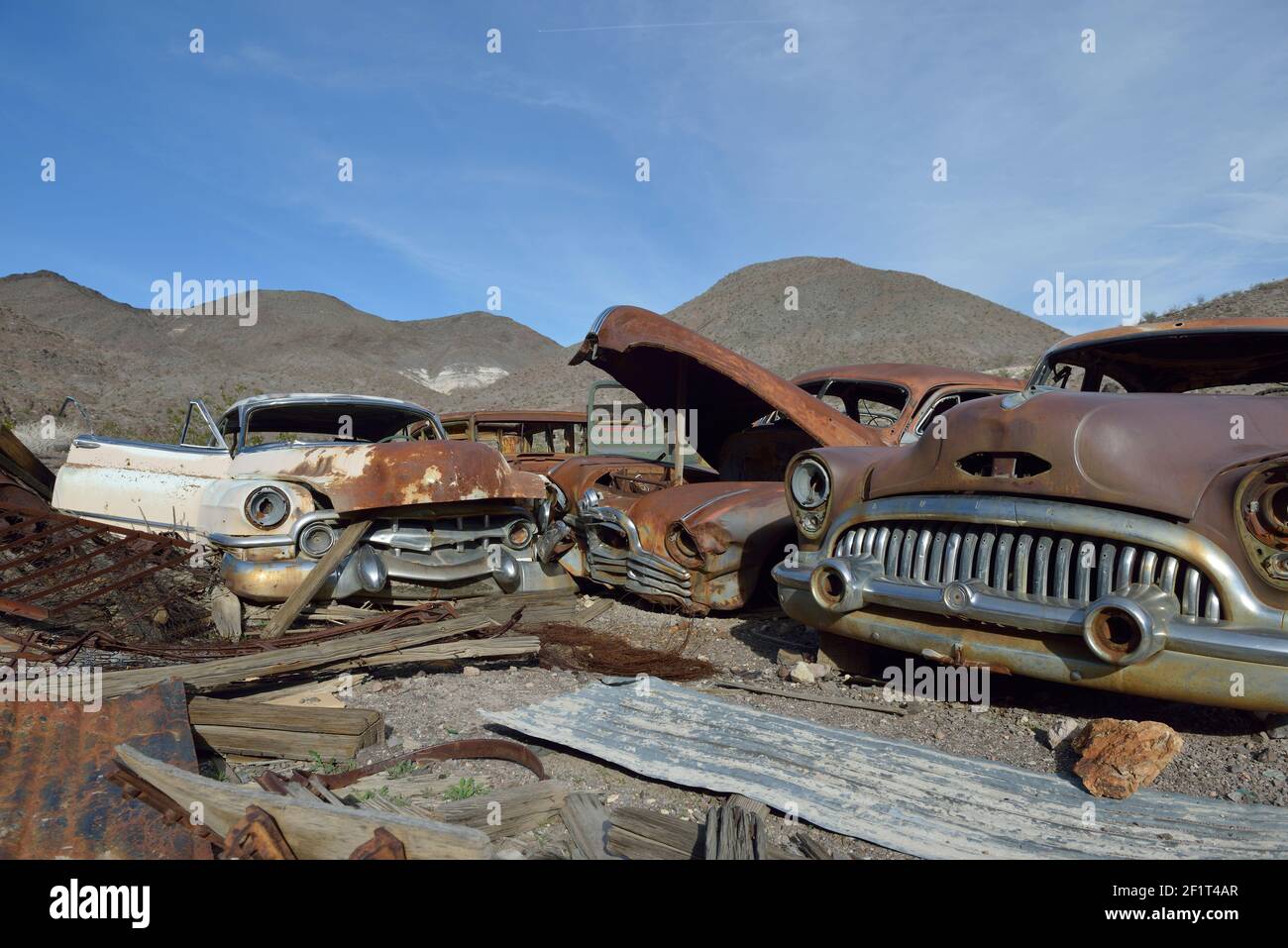 Vieilles voitures au château de Scotty, dans la vallée de la mort, en Californie Banque D'Images