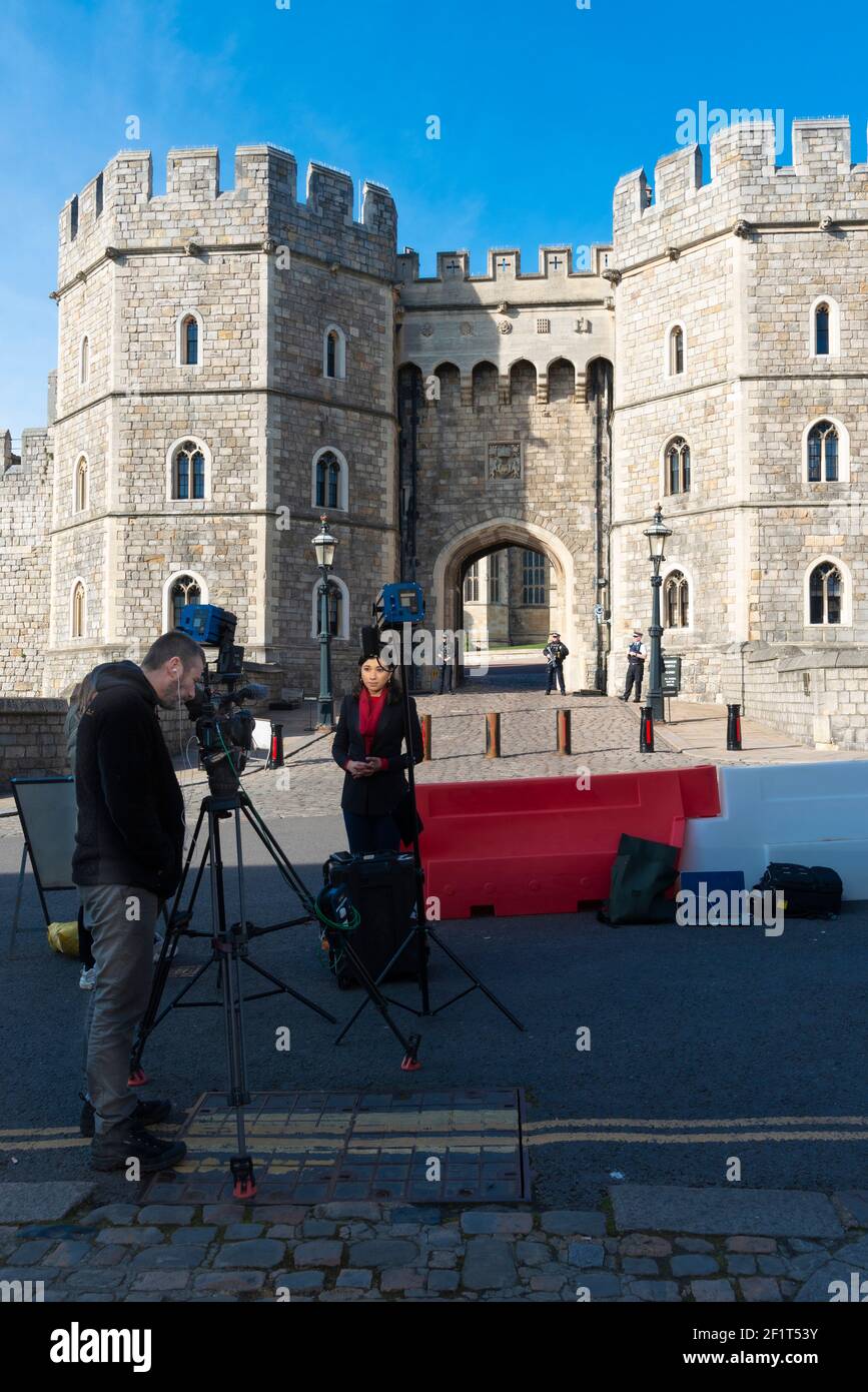 Les équipes de cinéma internationales attendent en prévision de l'entrée de la porte Henry VIII, au château de Windsor, dans l'espoir de filmer une réaction de la Reine à l'interview de Meghan et du prince Harry's Oprah TV 'bombardement '. Il a également été rumeur que le duc d'Édimbourg pourrait revenir aujourd'hui au château d'IO Windsor après avoir été hospitalisé à Londres et avoir subi une chirurgie cardiaque réussie le mercredi 3 mars à l'hôpital St Bartholomew - seulement trois mois avant son 100e anniversaire.Credit Gary Blake/ AlamyLive News Banque D'Images