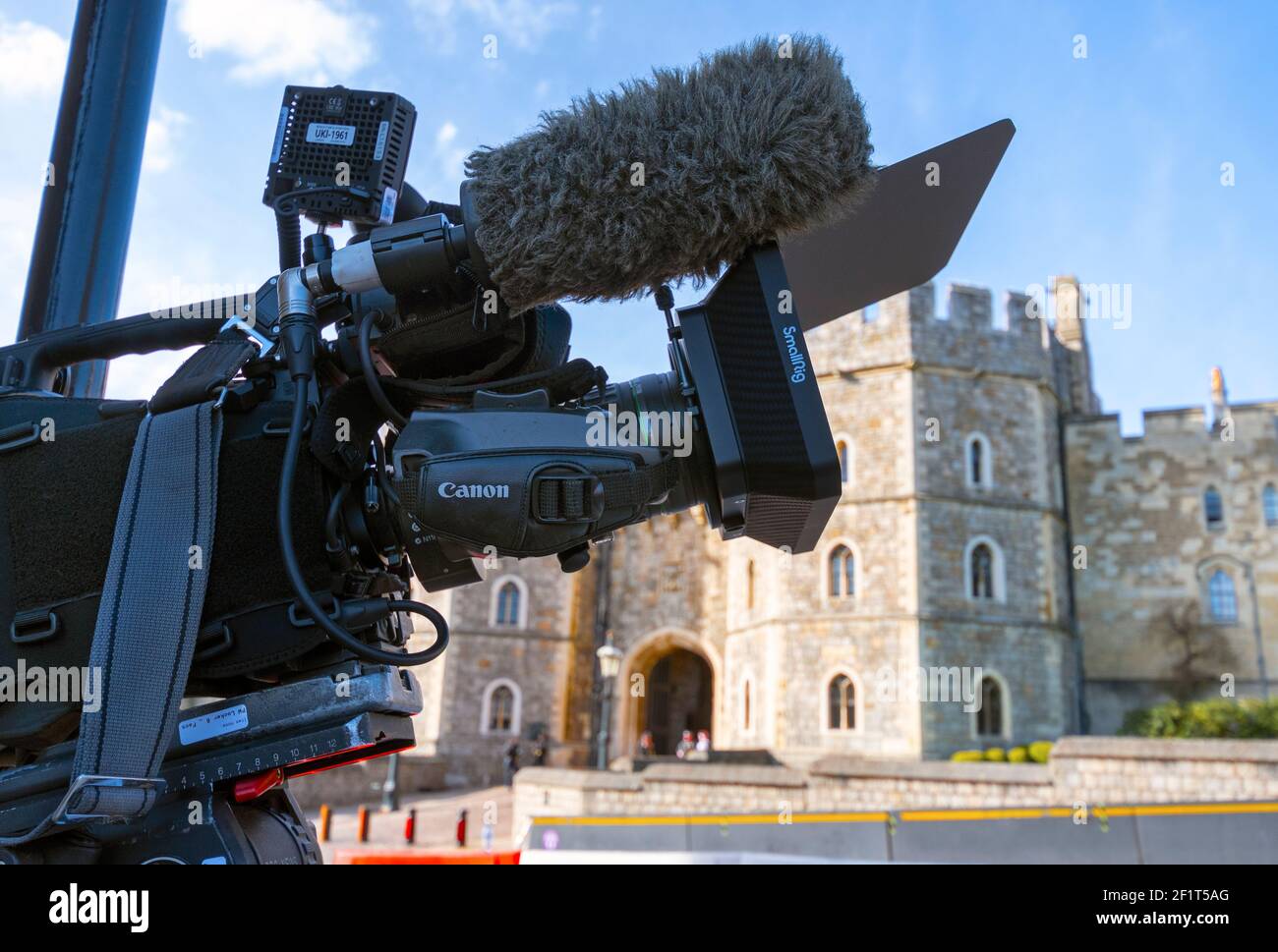Les équipes internationales de cinéma attendent en prévision de l'entrée de la porte Henry VIII, Château de Windsor dans l'espoir de filmer une réaction de la Reine à l'interview de Meghan et Oprah TV de la nuit dernière, il a également été rumeur que le duc d'Édimbourg pourrait retourner au château d'IO Windsor aujourd'hui après avoir été hospitalisé à Londres et avoir subi une chirurgie cardiaque réussie Le mercredi 3 mars à l'hôpital St Bartholomew - seulement trois mois avant son 100e anniversaire.Credit Gary Blake/ AlamyLive News Banque D'Images