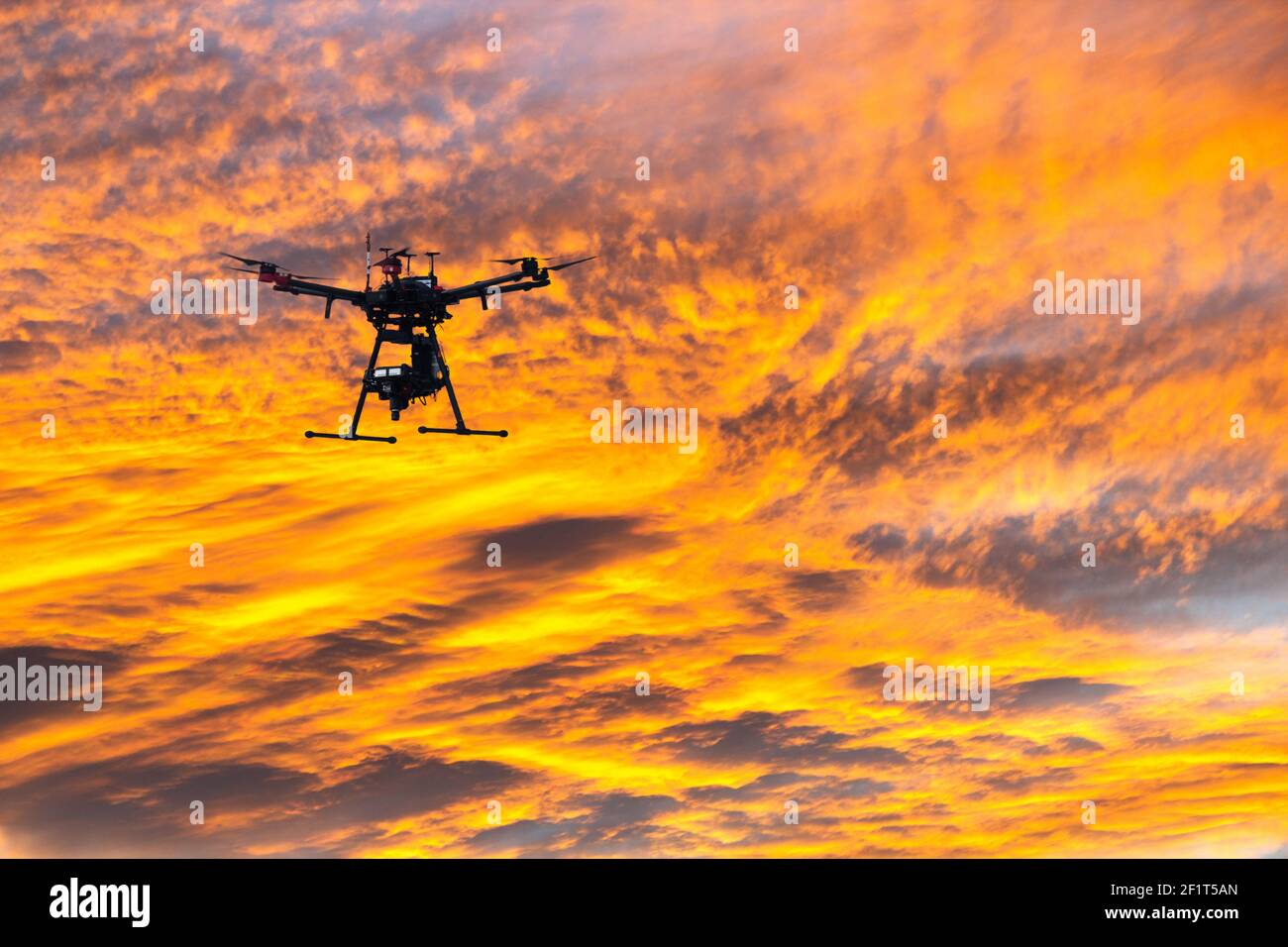 Hexocopter, multirotor professionnel drone au coucher du soleil. Banque D'Images
