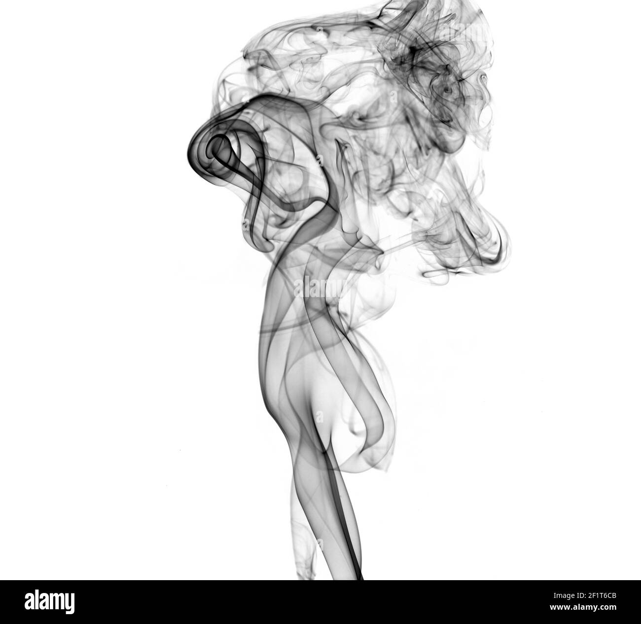 Gros plan du nuage de fumée noir sur fond blanc. Studio shot, espace de copie. Banque D'Images