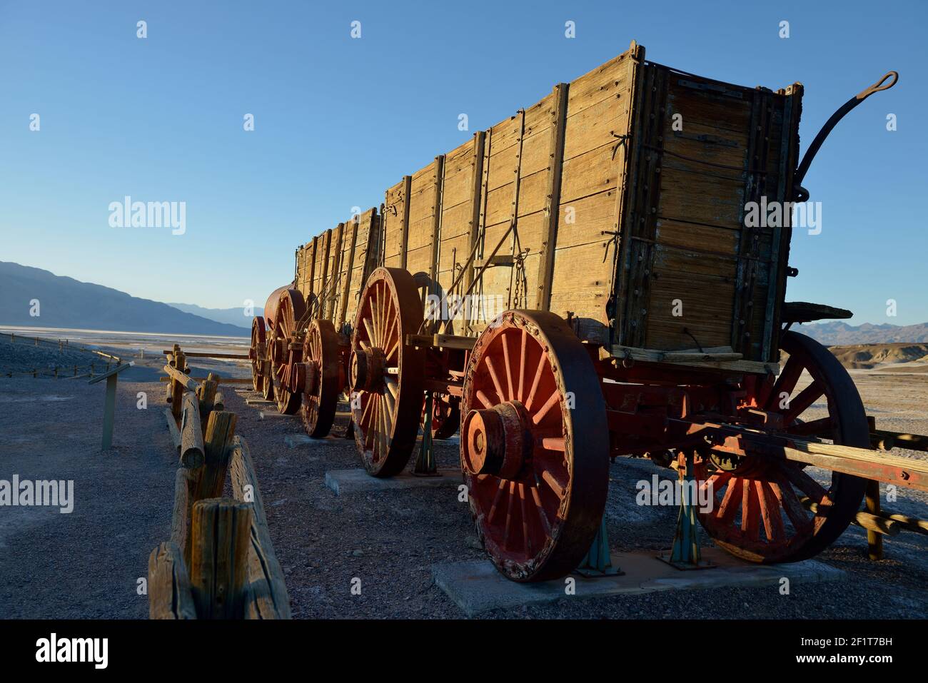 20 chariots miniers Mule Team à Harmony Borax Works, Vallée de la mort, Californie Banque D'Images