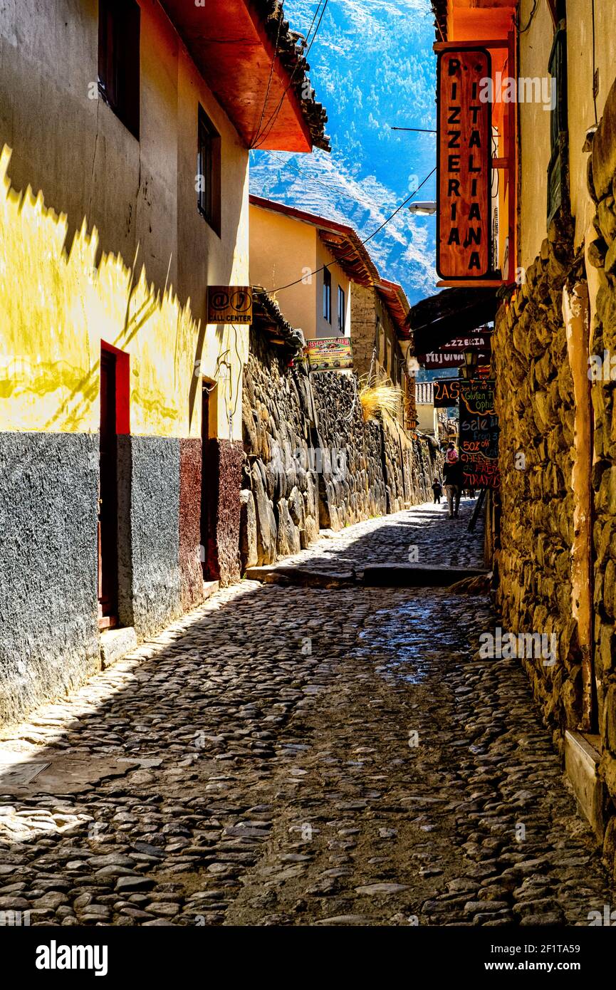 Rue pavée étroite dans la ville péruvienne historique d'Ollantaytambo Banque D'Images