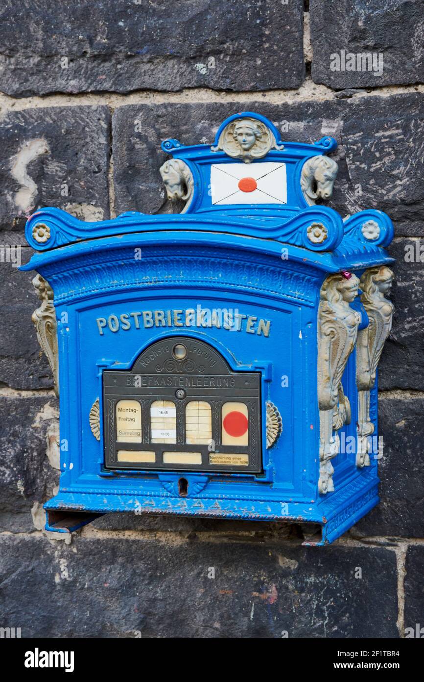 Andernach, Allemagne - 26 septembre 2018: Boîte aux lettres historique en bleu de l'ancienne Prusse qui est encore en usage pour la livraison de lettre aujourd'hui Banque D'Images