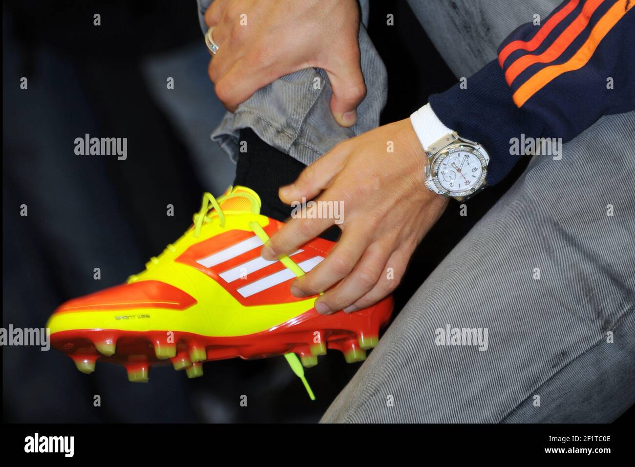 FOOTBALL - PRÉSENTATION DE NOUVELLES CHAUSSURES ADIDAS - MI COACH F50 - BOUTIQUE  ADIDAS / PARIS (FRA) - 06/12/2011 - PHOTO / PHILIPPE MILLEREAU KMSP / DPPI  - NENE ( ÉQUIPE PARIS SAINT GERMAIN Photo Stock - Alamy