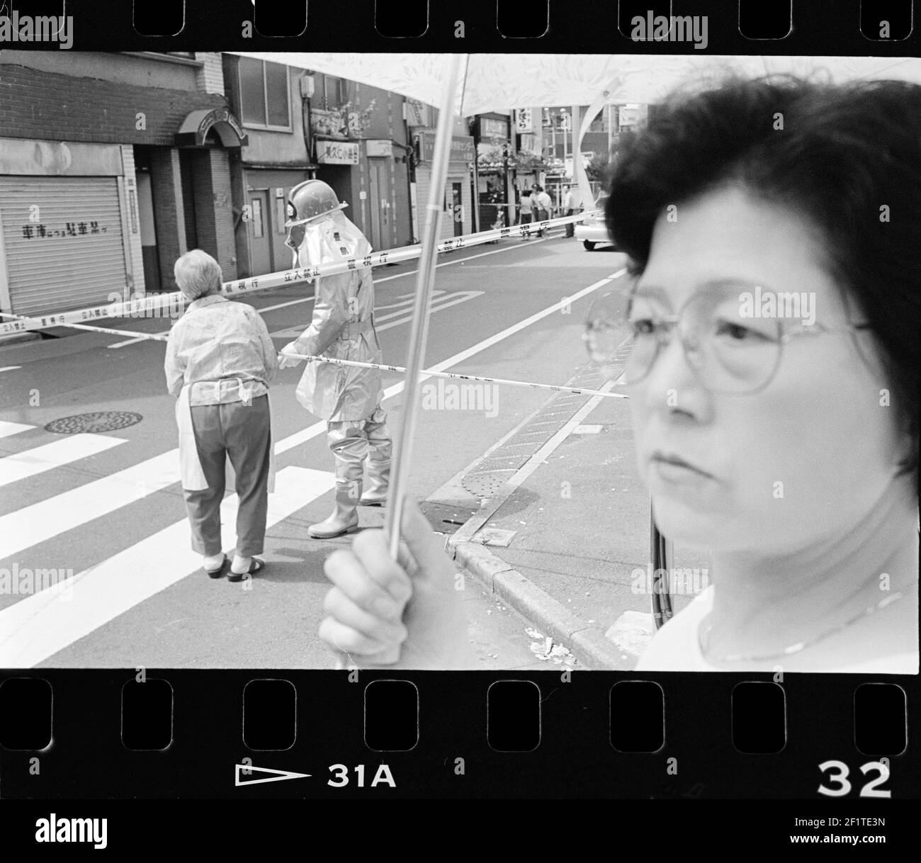 Pompier et spectateurs lors d'une scène résidentielle de feu à Hiroshima, au Japon Banque D'Images
