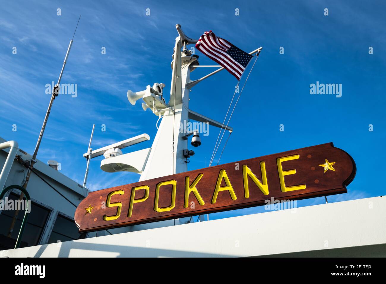 Washington State Ferry Spokane plaque en bois sous ciel bleu et Un drapeau américain Banque D'Images