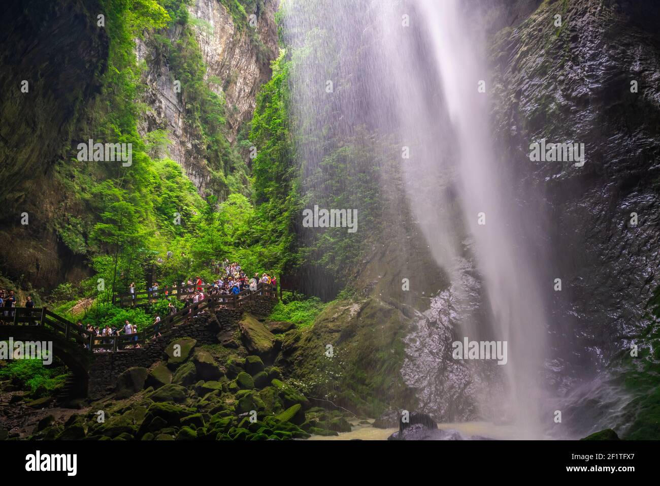 Foule sous la chute d'eau dans le parc national de Wulong Banque D'Images