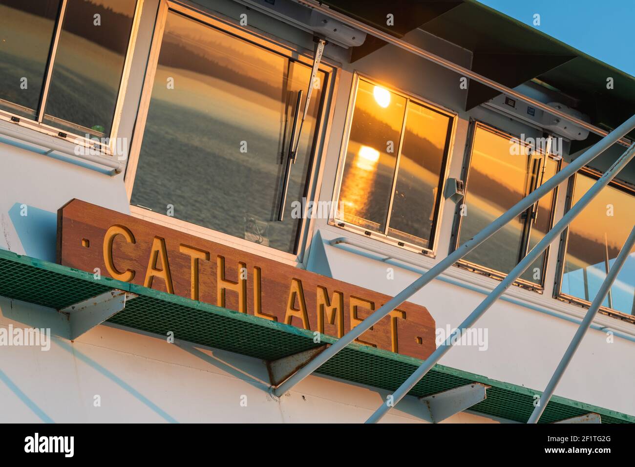 Puget Sound, WA, États-Unis - 14 juillet 2018 ; plaque signalétique du Washington State Ferry MV Cathlamet avec le soleil réfléchissant dans les fenêtres du pont Banque D'Images