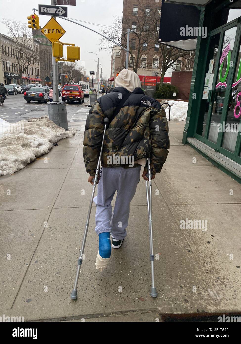 Le Jeune Homme Avec Une Coulée Sur Sa Jambe Se Met Autour Sur Des Béquilles  À Brooklyn, New York Photo Stock - Alamy