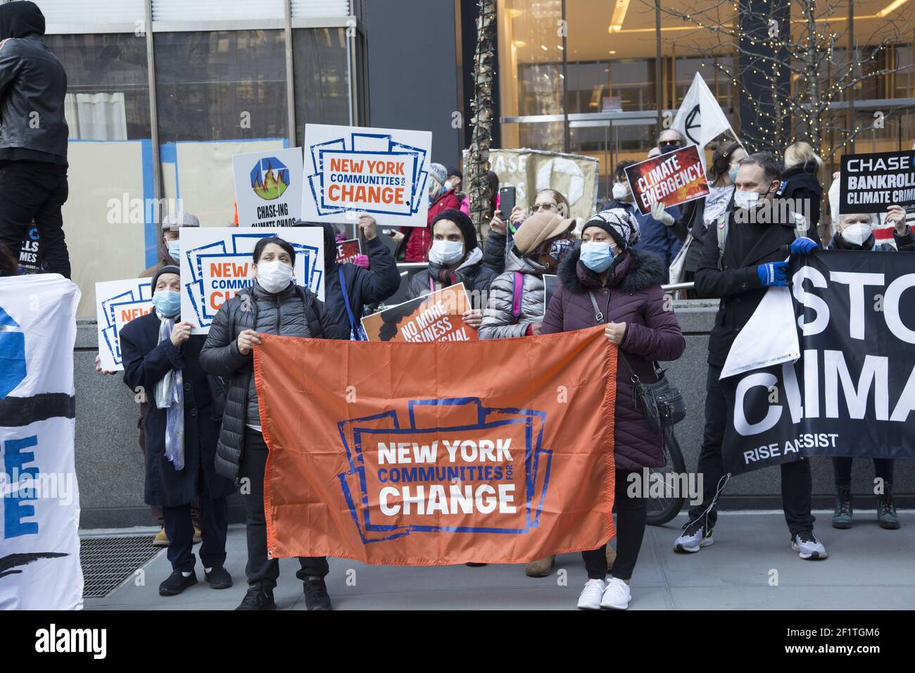 Manifestation et marche dans le centre-ville de New York en marchant du siège de Black Rock à la Chase Bank, deux grands investisseurs dans les combustibles fossiles au nom de la sauvegarde de la planète. Organisé par le mouvement de justice climatique maintenant mondial connu sous le nom de rébellion d'extinction. Extinction Rebellion est un mouvement environnemental mondial dont l'objectif déclaré est de recourir à la désobéissance civile non violente pour contraindre le gouvernement à agir afin d'éviter les points de basculement dans le système climatique, la perte de biodiversité et le risque d'effondrement social et écologique. Banque D'Images