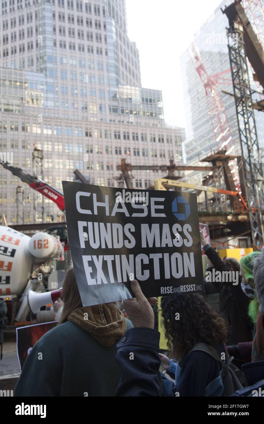 Manifestation et marche dans le centre-ville de New York en marchant du siège de Black Rock à la Chase Bank, deux grands investisseurs dans les combustibles fossiles au nom de la sauvegarde de la planète. Organisé par le mouvement de justice climatique maintenant mondial connu sous le nom de rébellion d'extinction. Extinction Rebellion est un mouvement environnemental mondial dont l'objectif déclaré est de recourir à la désobéissance civile non violente pour contraindre le gouvernement à agir afin d'éviter les points de basculement dans le système climatique, la perte de biodiversité et le risque d'effondrement social et écologique. Banque D'Images