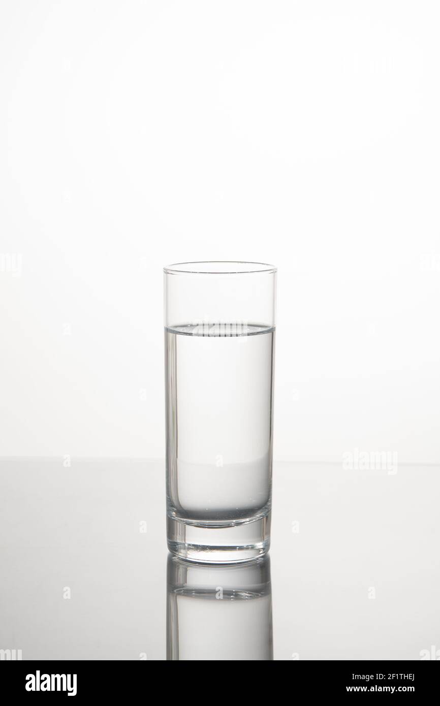 Verre d'eau isolé sur fond blanc. Eau dans le verre Banque D'Images