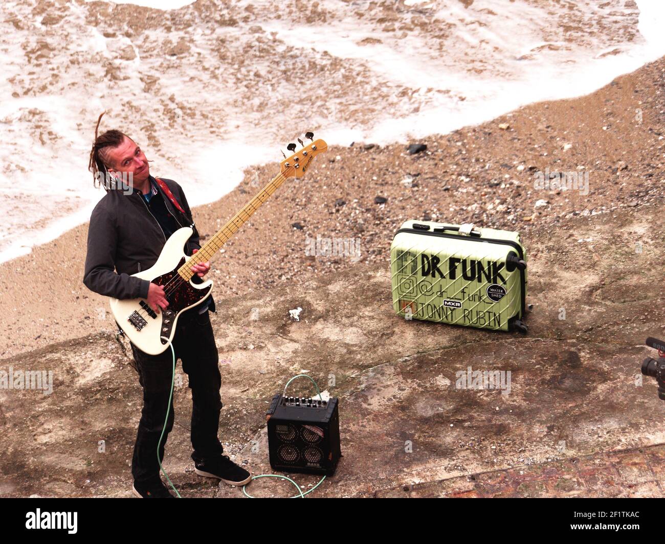 Newquay, Cornwall, le 09e mars 2021. Vous tube sensation Jonny Rubin connu sous le nom de Dr Funk avec plus de 10 millions de vues. Né à Newquay en tant que butard, il enregistre sa dernière vidéo sur la plage de Towan, Jonny, né en Californie et élevé à Sunderland, fait sa maison en Cornouailles. Sa renommée est basée sur le jeu de guitare basse funky basé sur le blues. Credit: Robert Taylor/Alay Live News" Banque D'Images