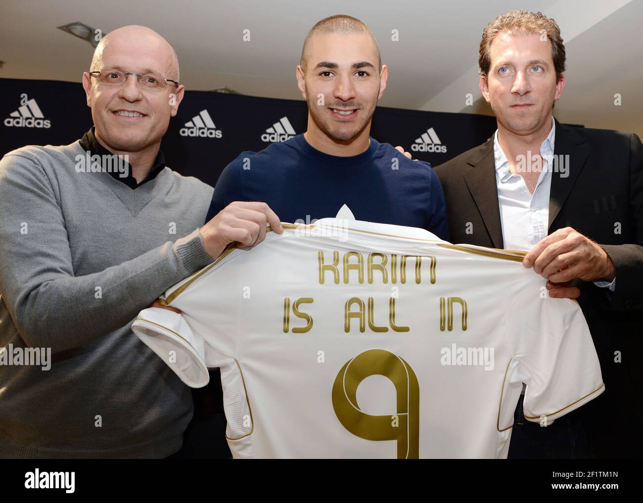 FOOTBALL - CONFÉRENCE DE PRESSE KARIM BENZEMA ET SIGNATURE DU CONTRAT ADIDAS  - BOUTIQUE ADIDAS CHAMPS ELYSEE - PARIS - 22/05/2012 - ALAIN POURCELOT /  ADIDAS MANAGER - KARIM BENZEMA - PHOTO PHILIPPE MILLEREAU / KMSP / DPPI  Photo Stock - Alamy