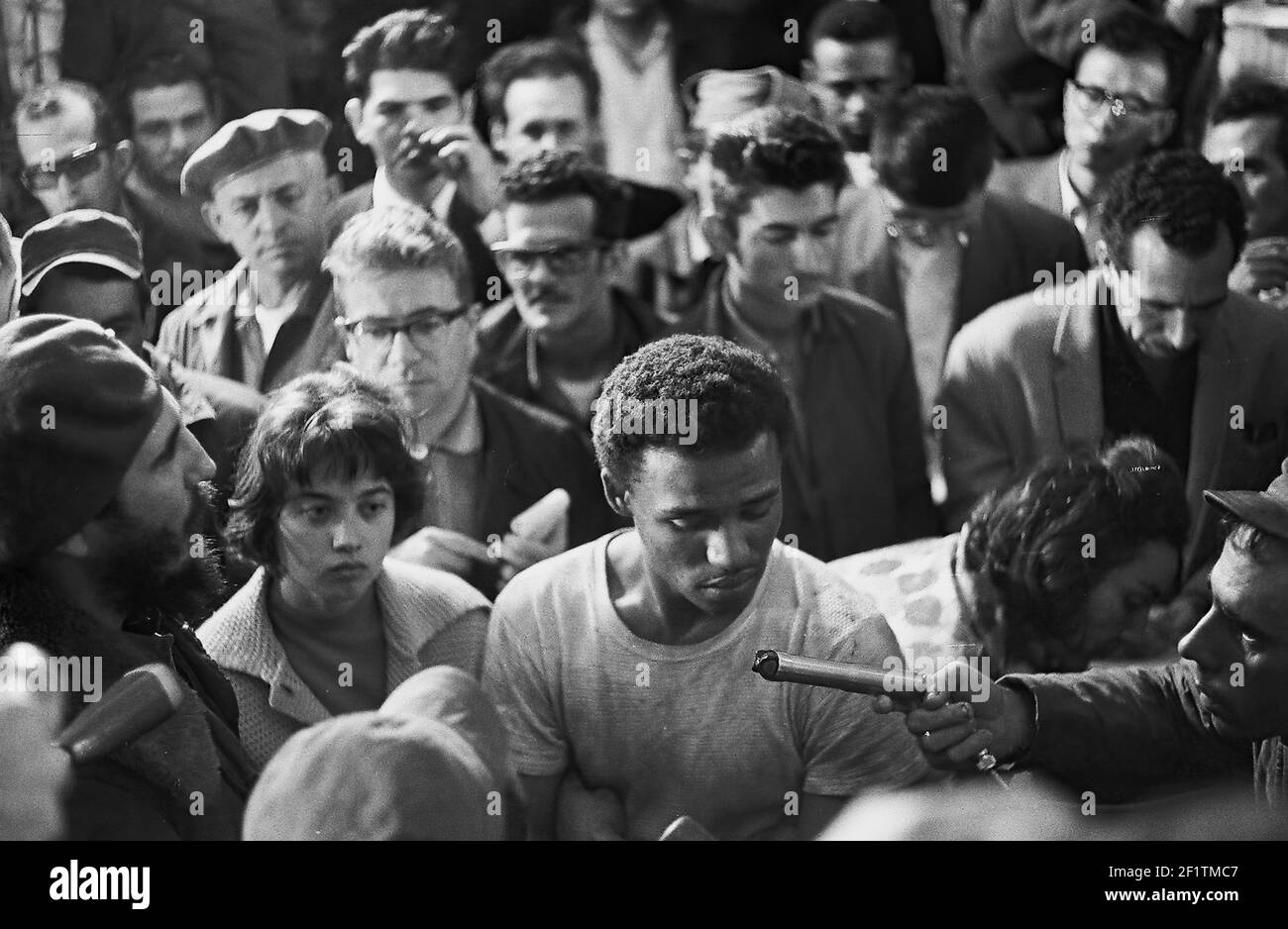 Fidel Castro parmi les foules attendant le retour des pêcheurs détenus par le garde-côtes américain, la Havane (Cuba : province), la Havane (Cuba), Cuba, 1963. De la collection de photographies Deena Stryker. () Banque D'Images