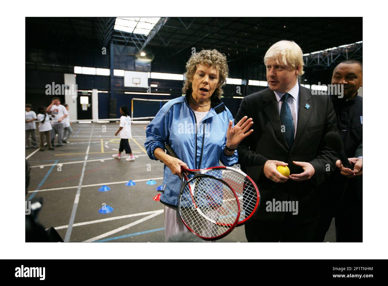 Le maire de Londres Boris Johnson arrive avec le député de Vauxhall Kate Hoey lors d'une visite pour ouvrir de nouveaux courts de tennis communautaires locaux à l'ancien site de l'ancienne école Lillian Baylis dans le centre de Londres. Boris Johnson a annoncé que le député de Kate Hoey était son nouveau commissaire aux sports. Photographie de David Sandison The Independent Banque D'Images