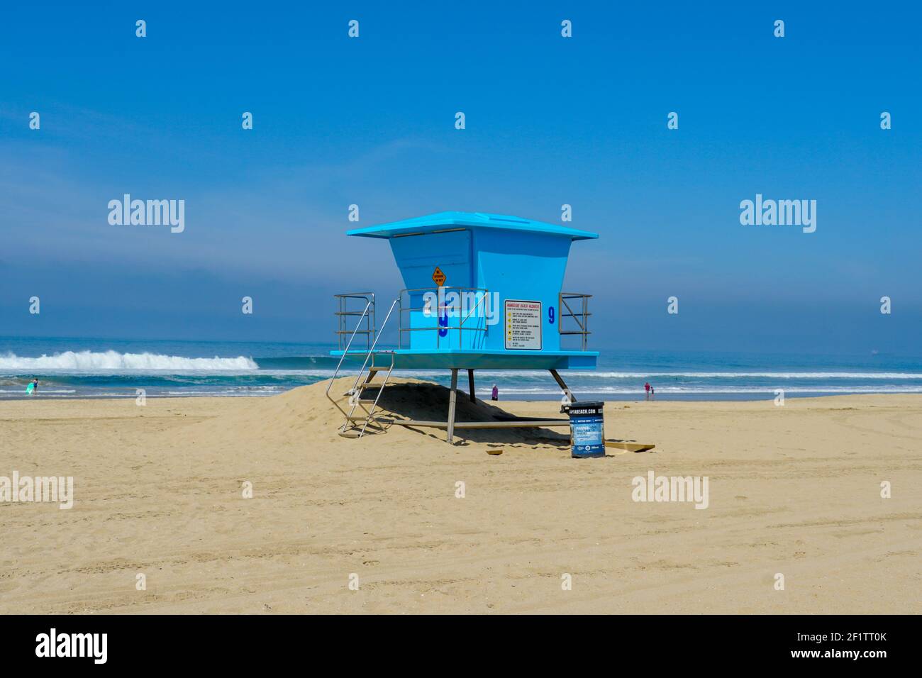 Tour des sauveteurs sur la plage de Huntington pendant la journée ensoleillée. Banque D'Images