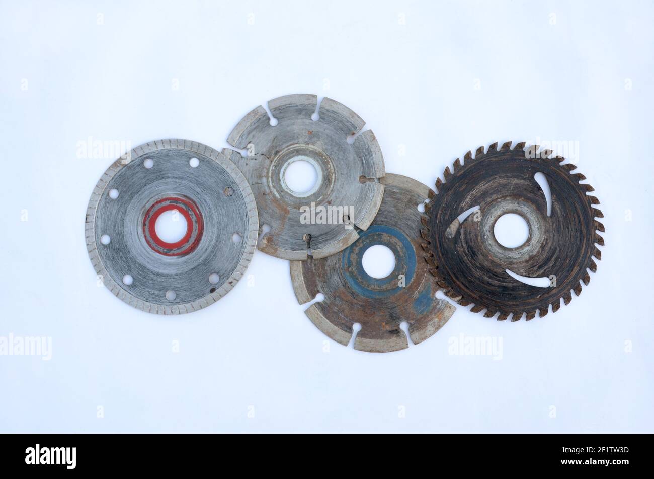 Un gros plan d'anciens engrenages métalliques et de lames rondes isolé sur un fond blanc Banque D'Images