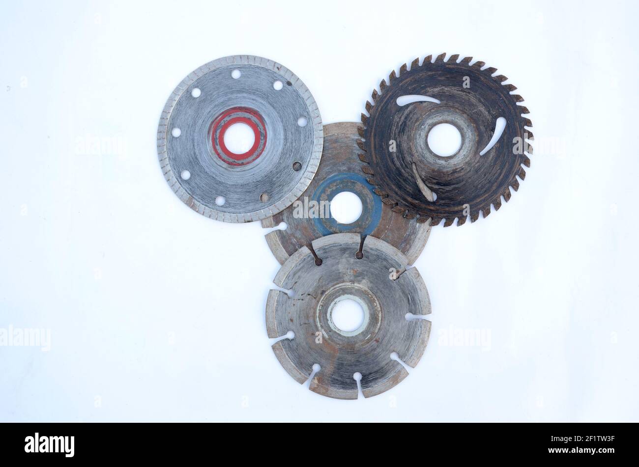 Un gros plan d'anciens engrenages métalliques et de lames rondes isolé sur un fond blanc Banque D'Images