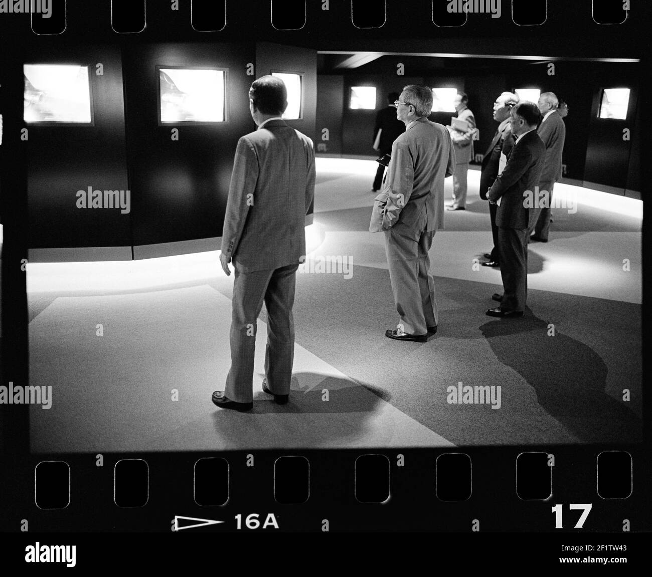 Groupe de personnes regardant des écrans vidéo, Tokyo, Japon Banque D'Images