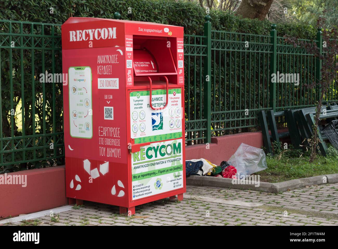 Peristeri Attiki, Grèce-19 décembre 2020 - bac de recyclage des vêtements et chaussures rouges, point de dépôt.poste de don pour les collections de chaussures, de textiles et de vêtements Banque D'Images