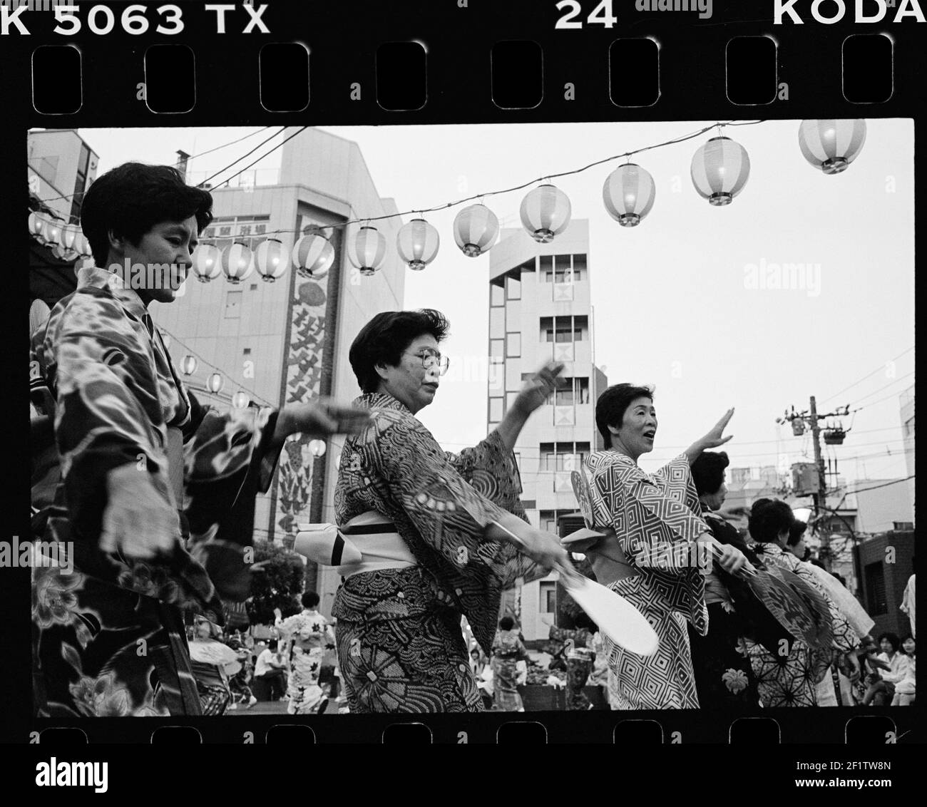 Femme japonaise sénior vêtue de la danse kimono et appréciant le plein air à Hiroshima , Japon . Banque D'Images