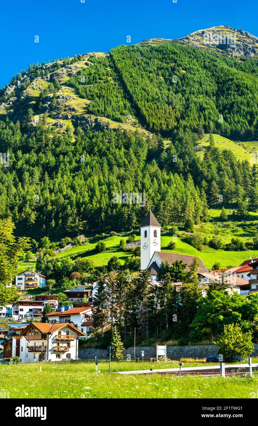 Église de Graun im Vinschgau ou Curon Venosta, une ville sur le lac de Reschen dans le Tyrol du Sud, Italie Banque D'Images