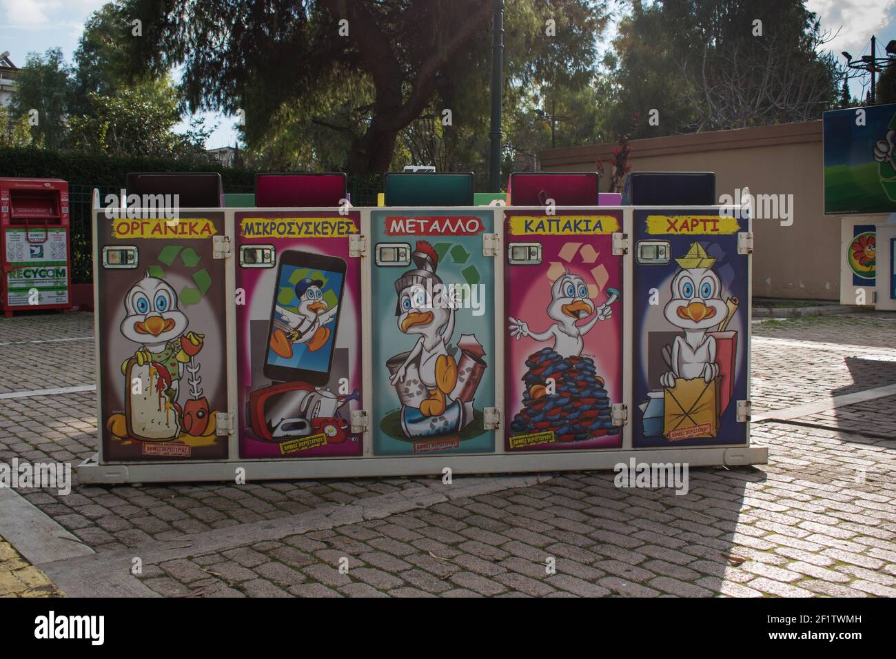 Peristeri Attiki, Grèce-décembre 19, 2020 - poubelles avec différents types de déchets.bacs de recyclage avec dessin animé.bacs de couleurs différentes pour co Banque D'Images