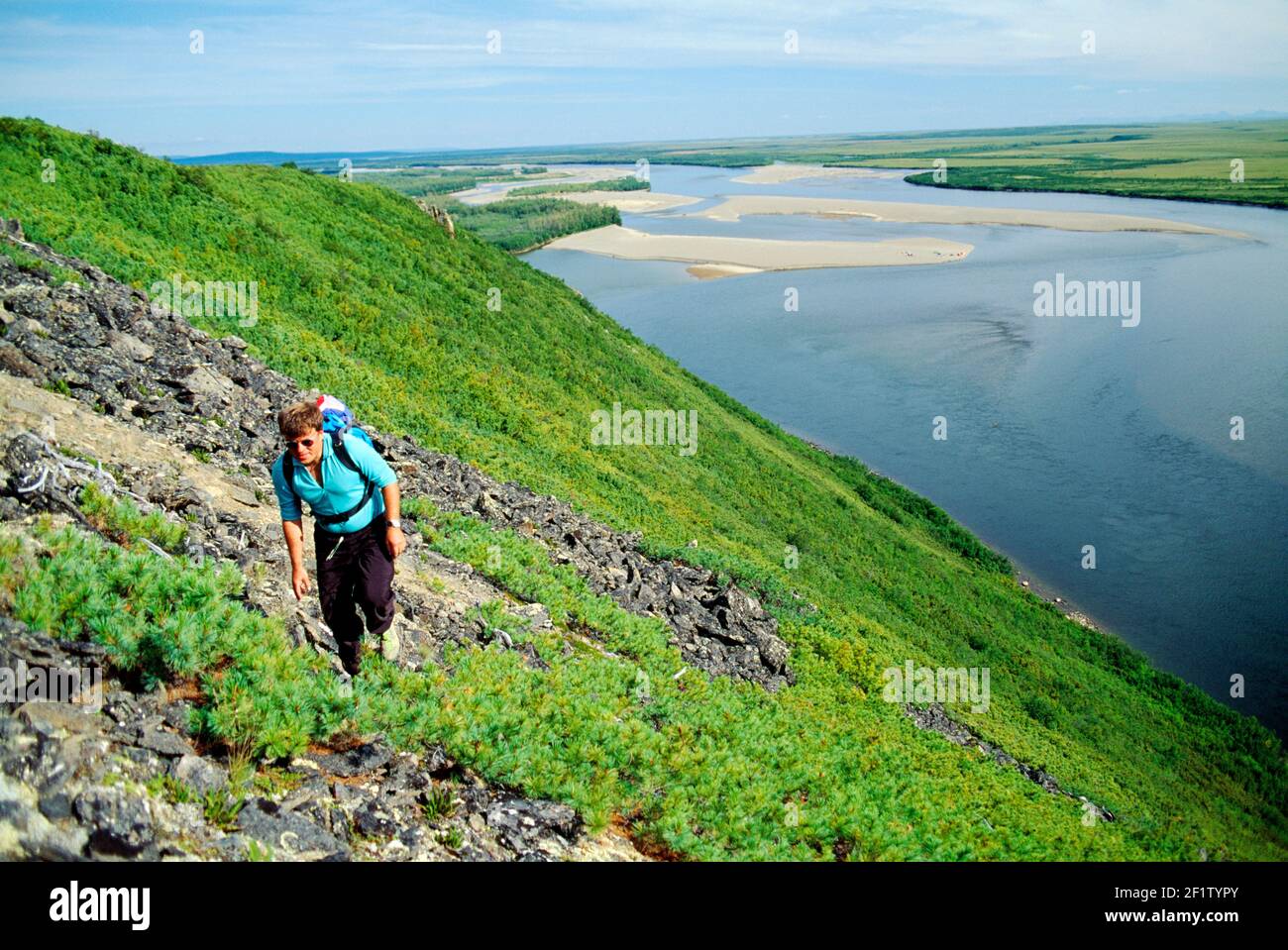 VOYAGE AVENTURE AMÉRICAIN EN RANDONNÉE AU-DESSUS DE LA RIVIÈRE BELAYA, PÉNINSULE DE CHUKCHI, RÉGION DE MAGADAN, ANCIENNE URSS Banque D'Images