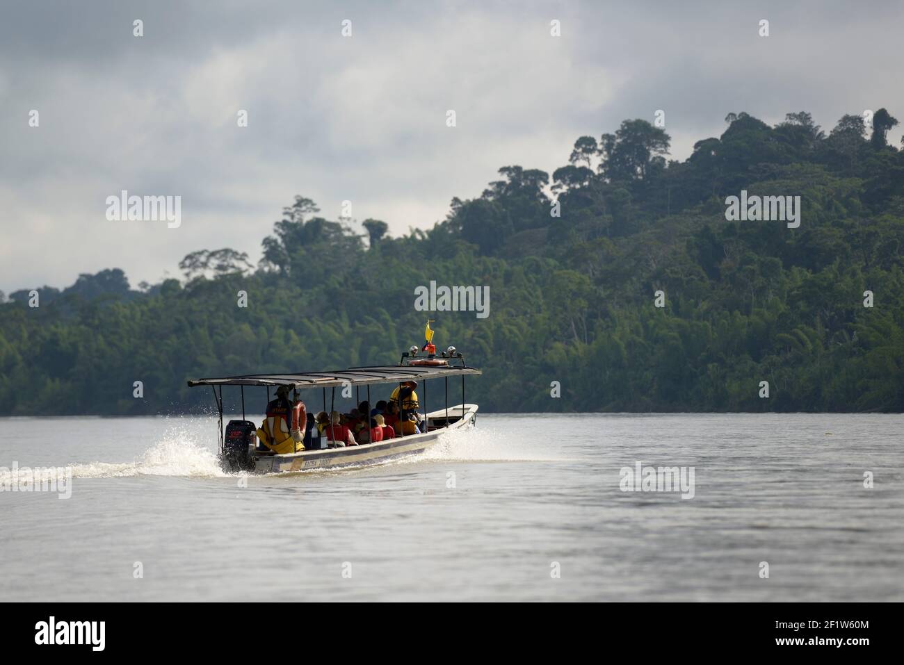 Touristes sur le Rio Napo, Orellana, Equateur Banque D'Images