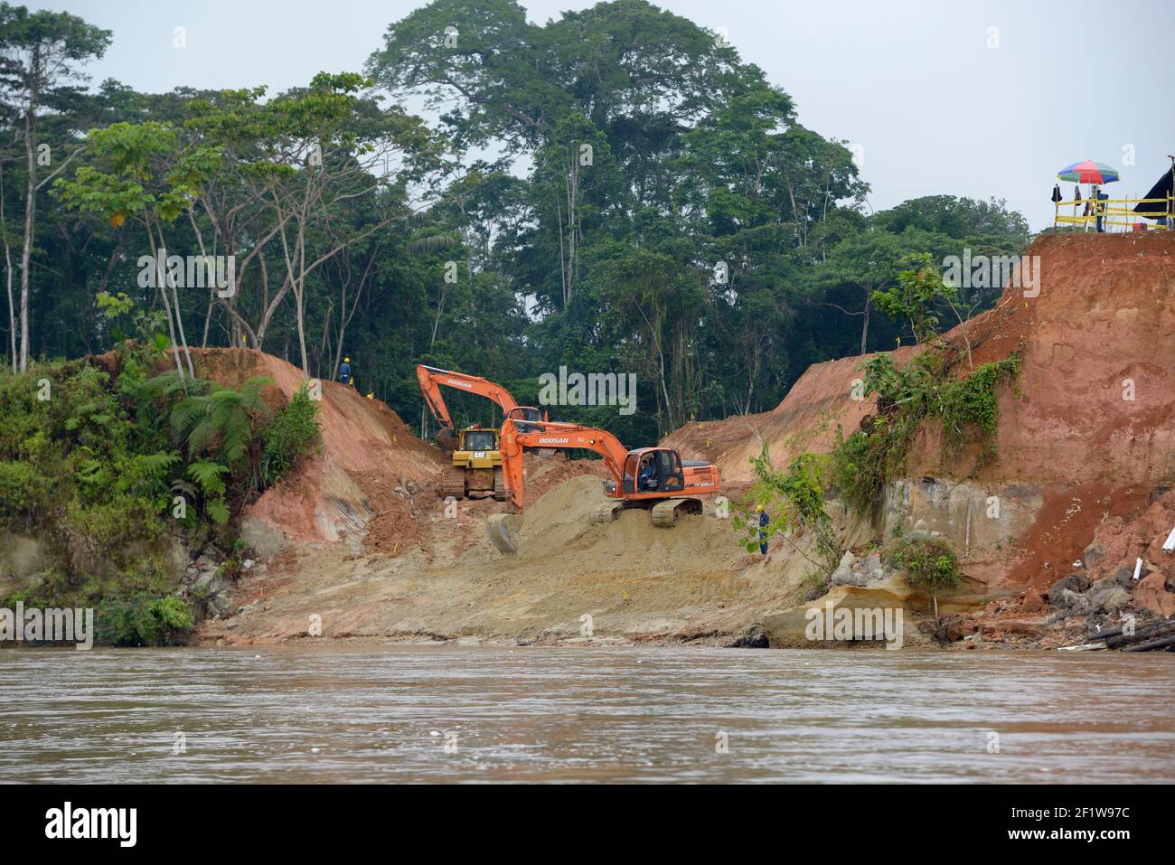 Construction de routes, Rio Napo, Orellana, Équateur Banque D'Images