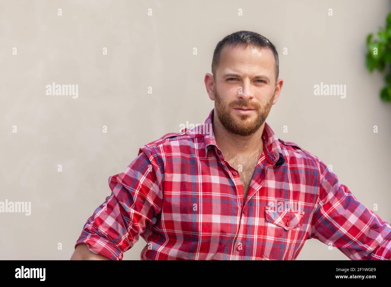 Beau jeune homme barbu Banque D'Images