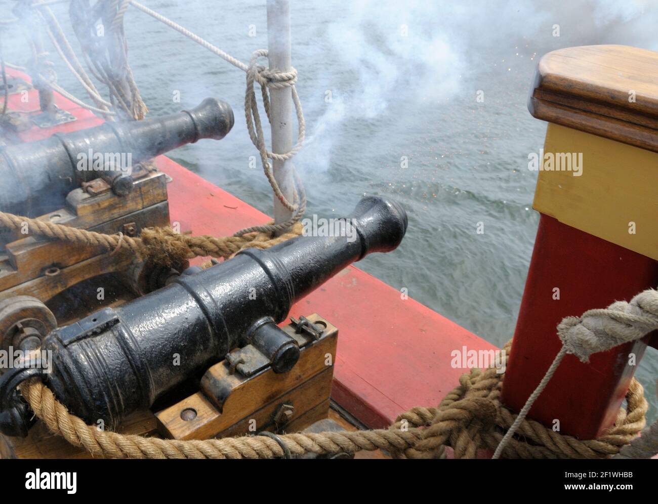 Canon de pont tirant sur le HMS Bounty, un trois maître à trois pattes carrées de 180 pieds (54 mètres) construit à Lunenburg, en Nouvelle-Écosse. Victoria, British Colum Banque D'Images