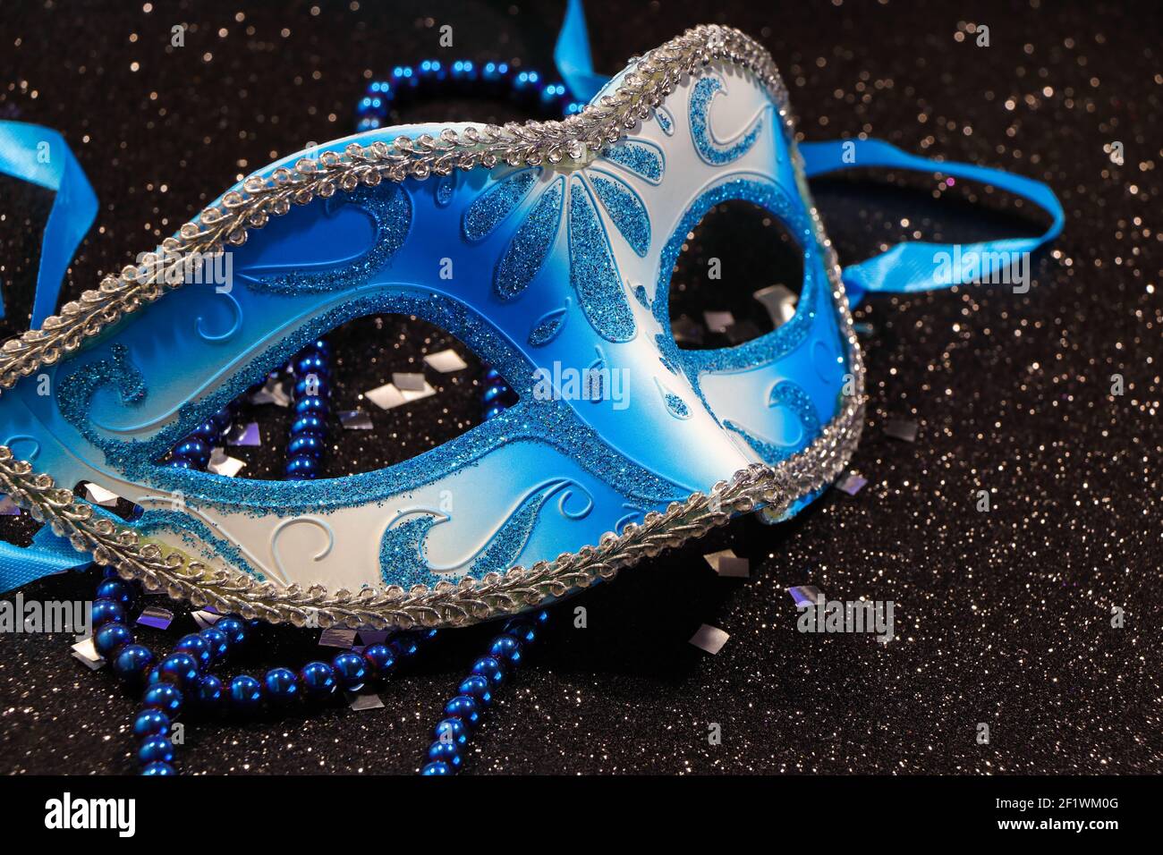 Blue Carnival Mask avec cordon de perles et confetti Banque D'Images