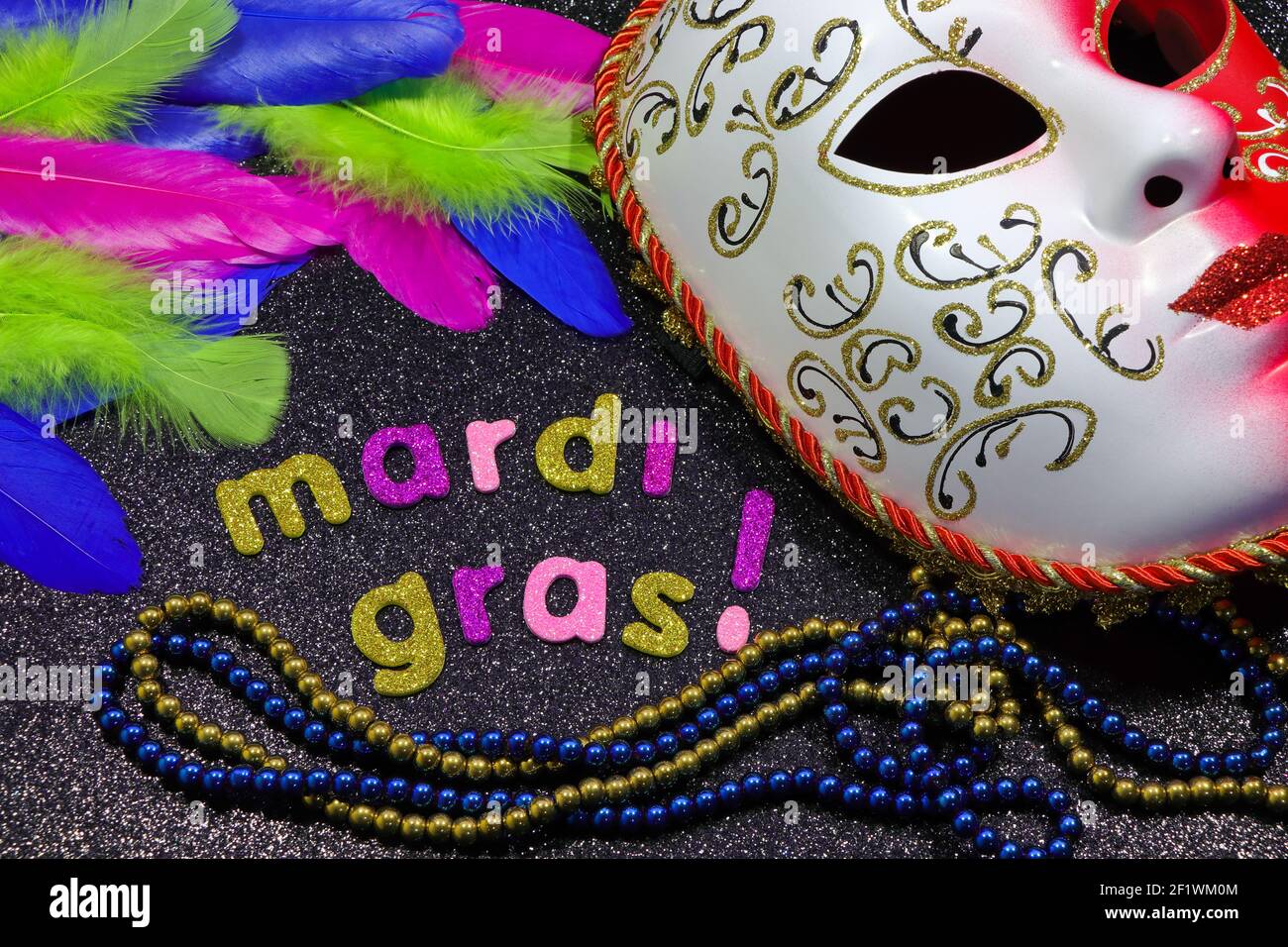 Mardi gras texte et perles avec masque et plumes Banque D'Images