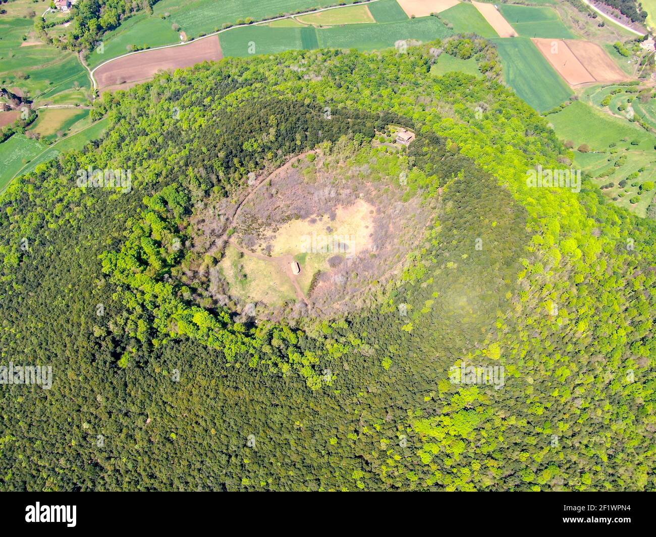 Le volcan Santa Margarida est un volcan éteint dans la comarque de Garrotxa, Catalogne, Espagne. Banque D'Images