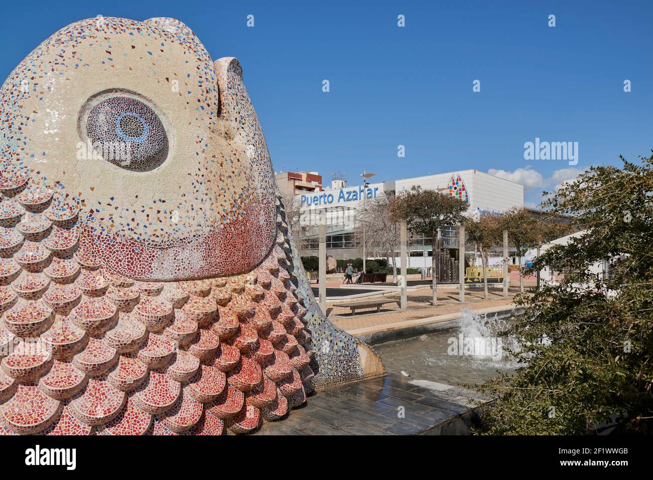 Poisson en céramique dans une fontaine à El Grao de la ville de Castellon, Espagne Banque D'Images