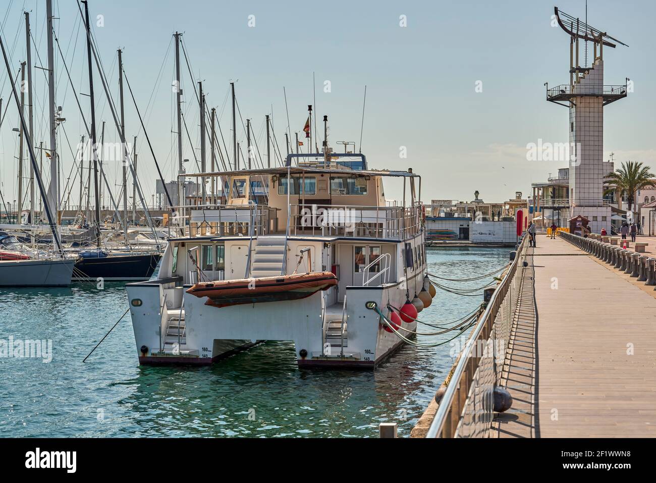 Catamaran amarré dans le port, port du quartier maritime de Grao dans la ville de Castellon, Espagne, Europe Banque D'Images