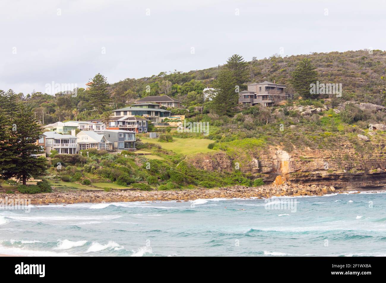 Le bord de mer de Sydney se trouve sur un promontoire d'Avalon Beach avec érosion côtière comme de grandes roches de grès ont glissé hors de la Mur de falaise, Sydney Northern Beach Banque D'Images