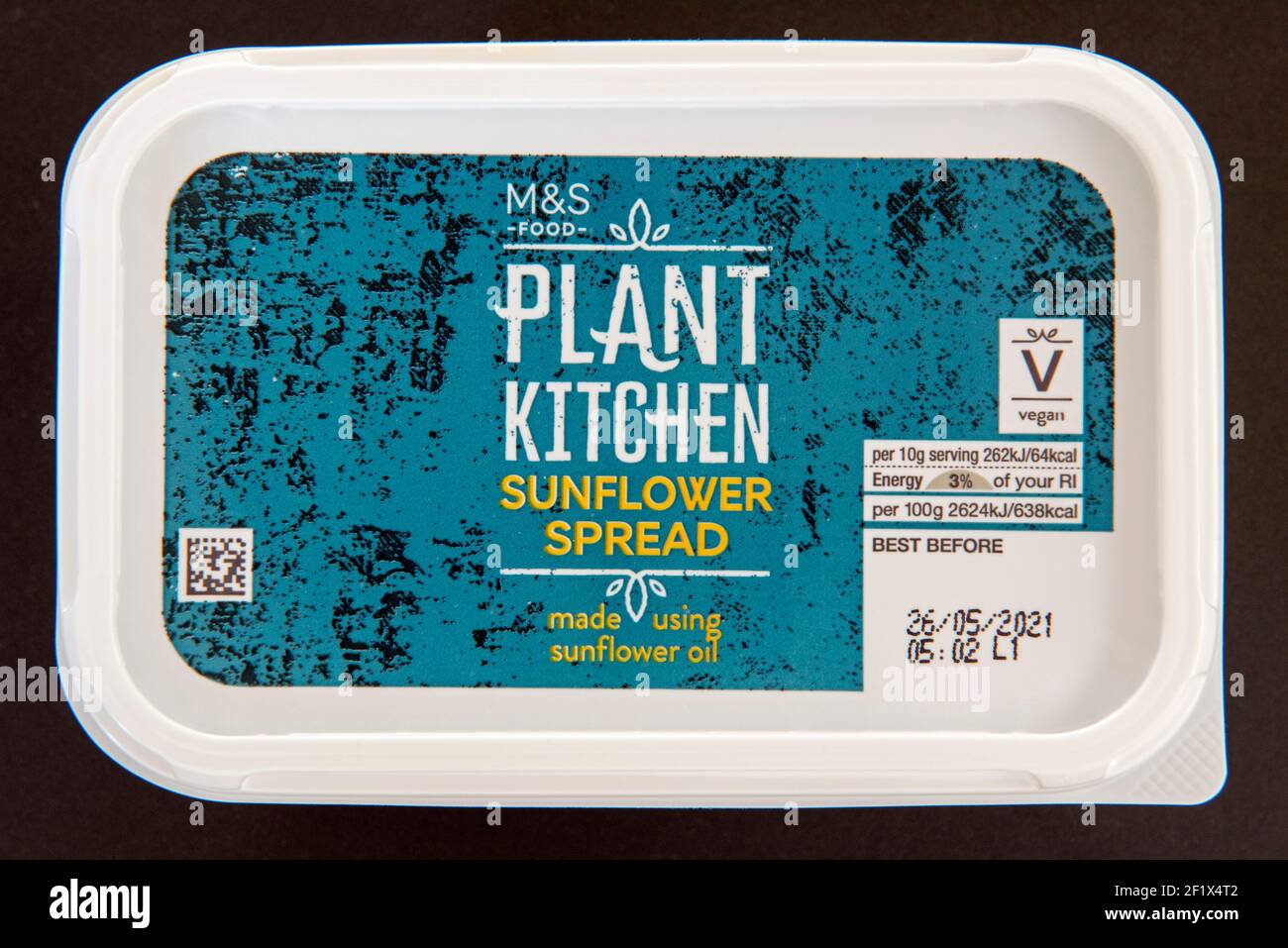 Bac de produits laitiers M&S Food Plant Kitchen vegan à tartiner au tournesol margarine libre montrant le dessus solé sur fond noir Banque D'Images