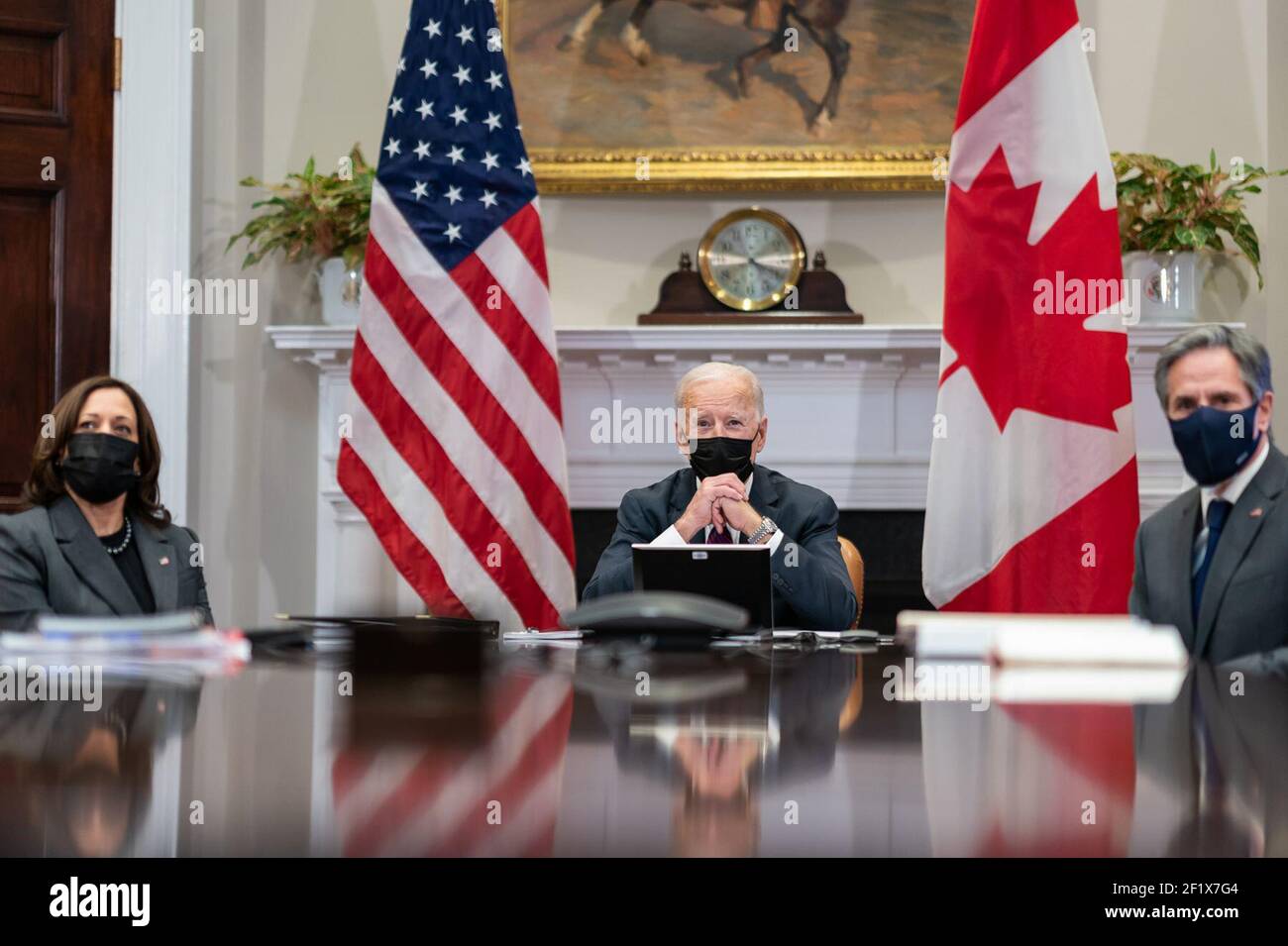 Le président Joe Biden et le vice-président Kamala Harris, accompagnés du secrétaire d'État Antony Blinken, participent à une réunion bilatérale virtuelle avec le premier ministre canadien Justin Trudeau le mardi 23 février 2021, dans la salle Roosevelt de la Maison Blanche Banque D'Images
