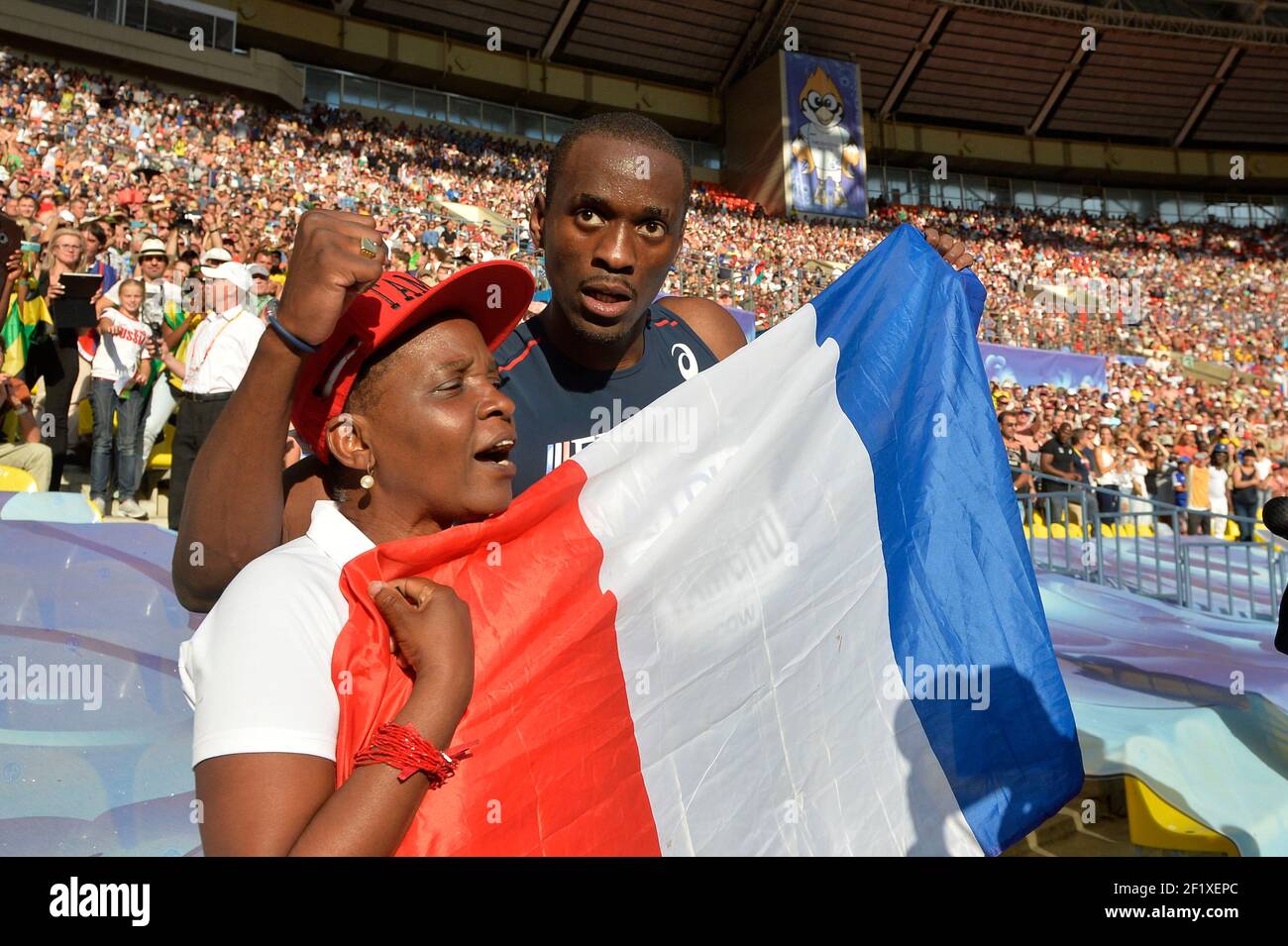 Athlétisme - Championnats du monde IAAF 2013 - Stade Loujniki , Moscou , RUSSIE - 10 au 18/08/2013 - photo JULIEN CROSNIER / KMSP / DPPI - jour 9 - 18/08/13 - Triple Jump Men - Teddy Tamgho (FRA) / Gold Medl avec sa mère Banque D'Images