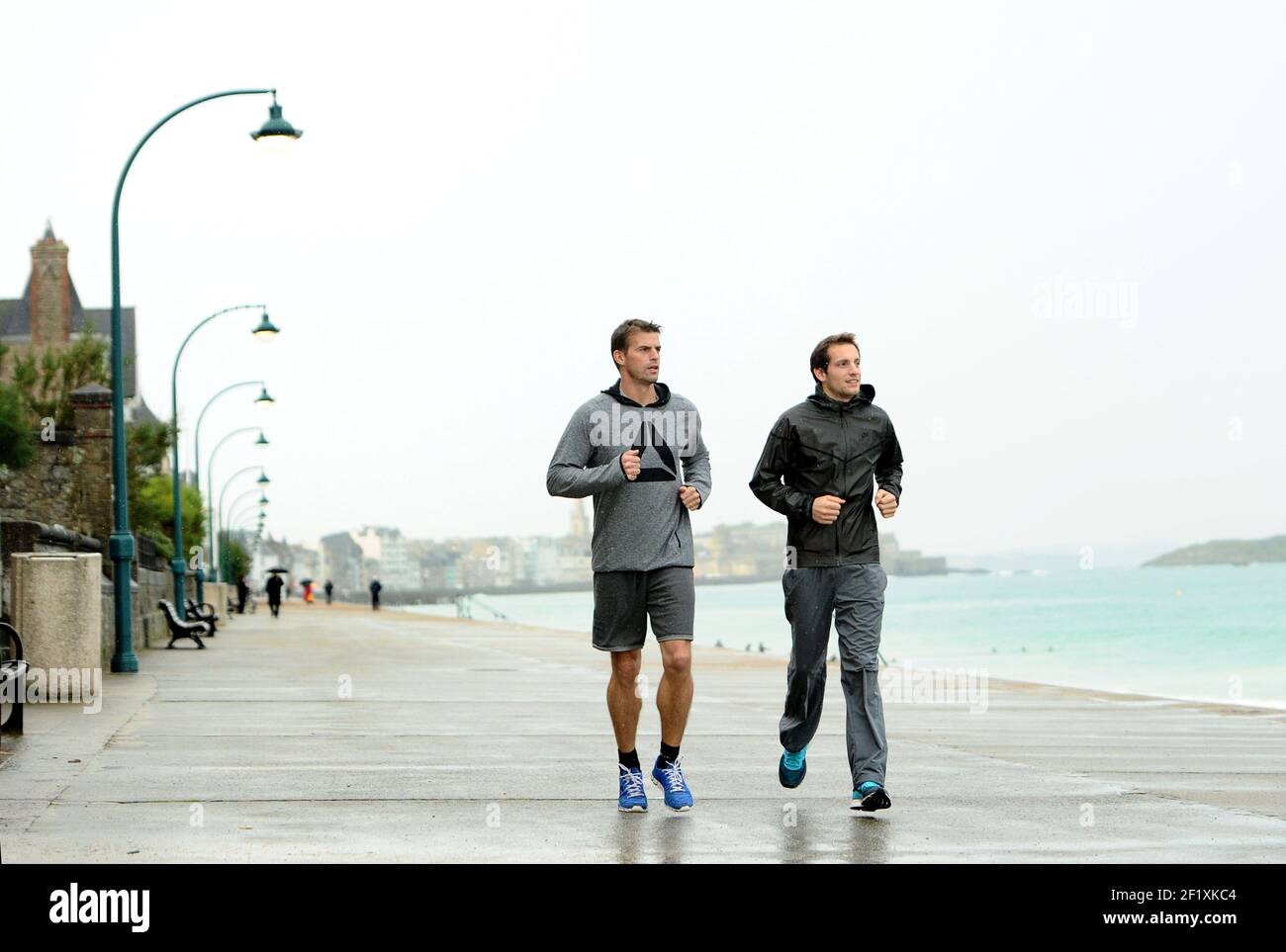 Athlétisme - équipe française - thalasso et formation - Thermes Saint Malo - France - 7 et 8 novembre 2013 - photo Stephane Kempinaire / KMSP / DPPI - Jean Galfione (FRA) - Renaud Lavillenie (FRA) Banque D'Images