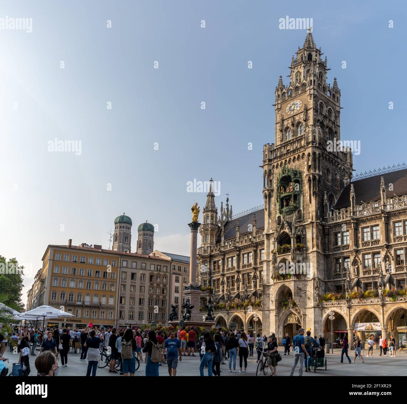 Les touristes apprécient la sonnerie Glockenspiel de cloches à l'ancien Hôtel de ville de Marienplatz à Munich Banque D'Images