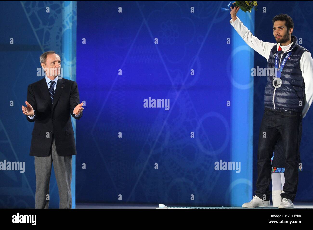 Biathlon Homme de début de masse Podium, Jean Claude Killy de France, Triple médaillé d'or donne la médaille d'argent à Martin Fourcade de France, à la place médailles pendant les XXII Jeux Olympiques d'hiver Sotchi 2014, jour 11, le 18 février 2014 à Sotchi, Russie. Photo Pool KMSP / DPPI Banque D'Images