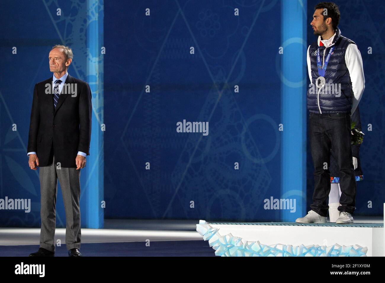 Biathlon Homme de début de masse Podium, Jean Claude Killy de France, Triple médaillé d'or donne la médaille d'argent à Martin Fourcade de France, à la place médailles pendant les XXII Jeux Olympiques d'hiver Sotchi 2014, jour 11, le 18 février 2014 à Sotchi, Russie. Photo Pool KMSP / DPPI Banque D'Images